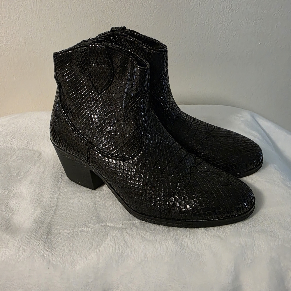 SO Women's Snake Skin Anthia Black Coyboy Style Boots